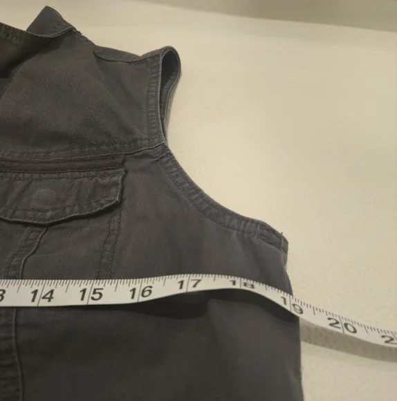 Sleeveless Zip-Up Vest - Picture 6 of 11